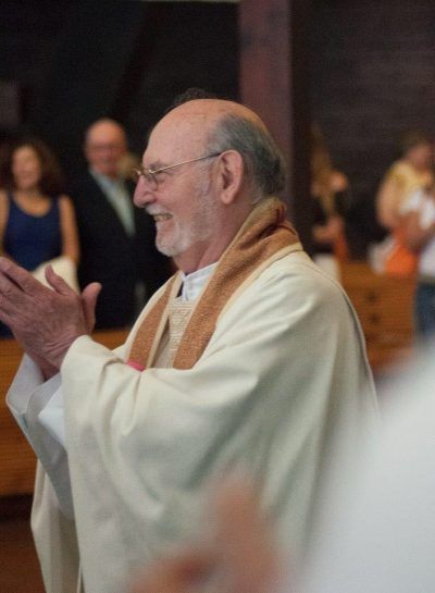 Gonzalo aplaudiendo en una celebración eucarística.