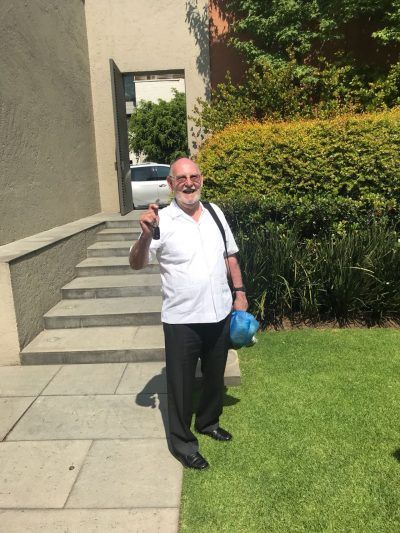 Gonzalo saludando en un jardín.