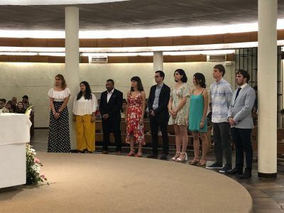 Confirmandos alrededor del presbiterio.