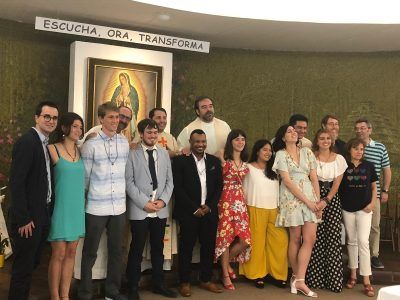 Confirmandos con los Misioneros del Espíritu Santo, el Vicario y la Virgen de Guadalupe.