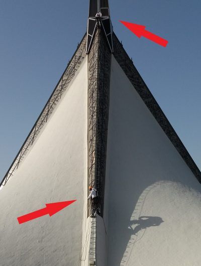 Hombres trabajando en la cúpula de la iglesia.