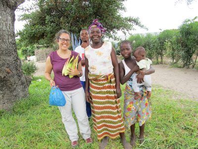 Pilar con una familia de Mozambique