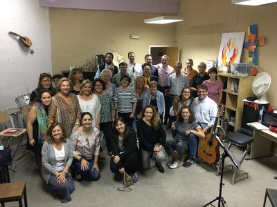 Personas de varios coros ensayando.